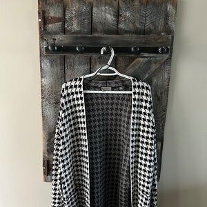 New w/Tags Cyrus Houndstooth Sweater Cardigan - Size Medium